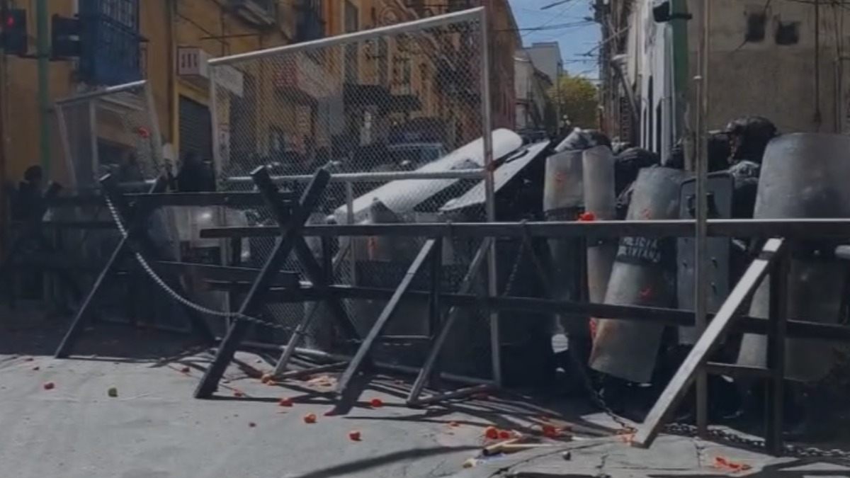 Los efectivos se cubren de los tomatazos de los movilizados. Foto: ANF