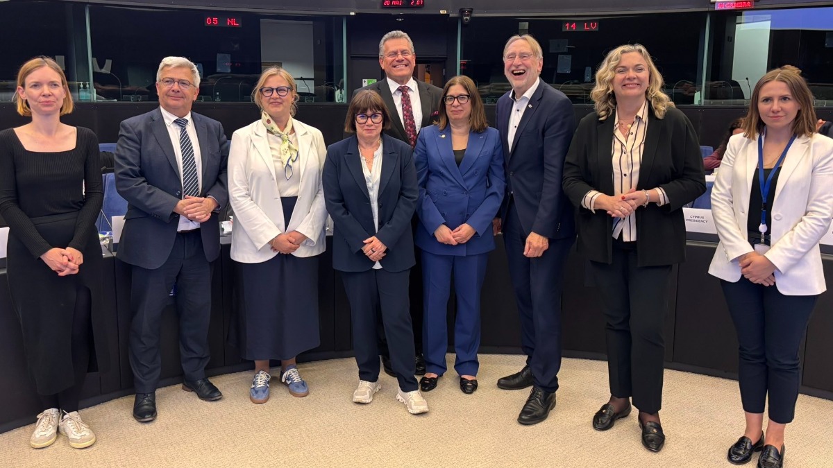 Los negociadores del Parlamento Europeo, Consejo y Comisión Europea celebran el acuerdo.