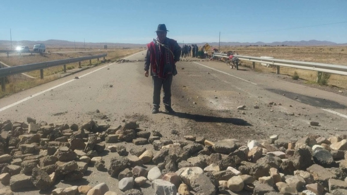 Los ponchos rojos bloquean las vías de La Paz. Foto: RRSS