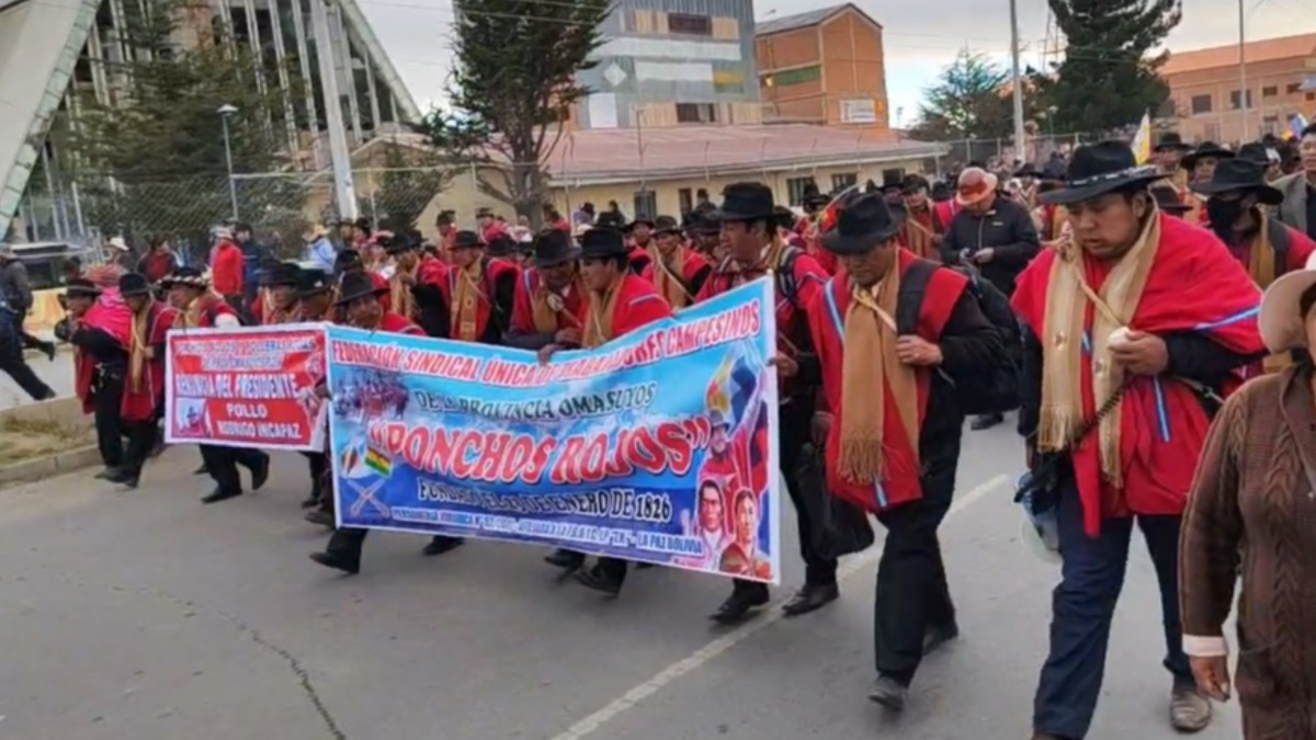 Los ponchos rojos se movilizan exigiendo la renuncia de Rodrigo Paz. Foto: Captura