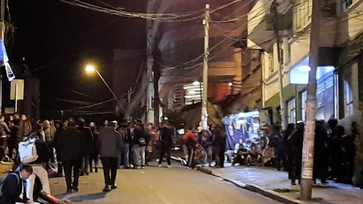 Manifestantes a las puertas de la Fuerza Especial de Lucha Contra el Crimen. Foto: ANF