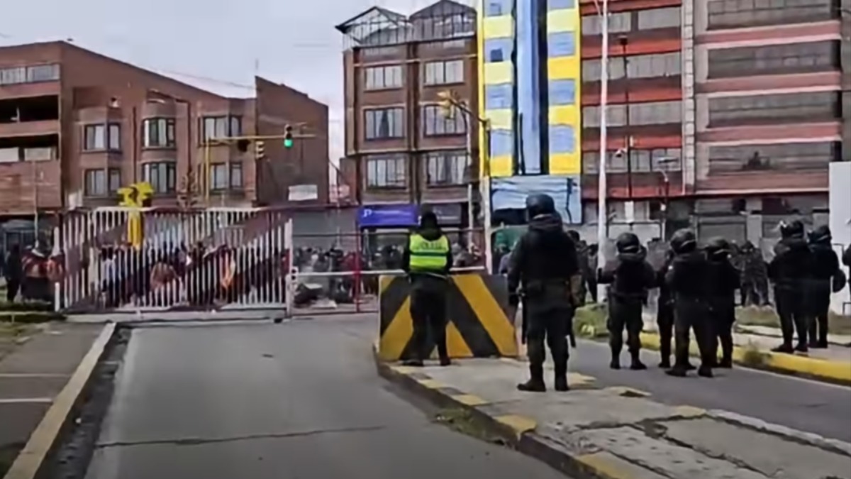 Manifestantes reinstalan un bloqueo en el aeropuerto de El Alto. Foto: Captura de video