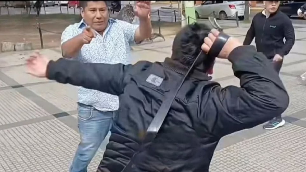 Miembros de la Unión Juvenil Cruceñista chicotearon a un seguidor de Evo Morales que convocaba al bloqueo en ese departamento. Foto: El Deber