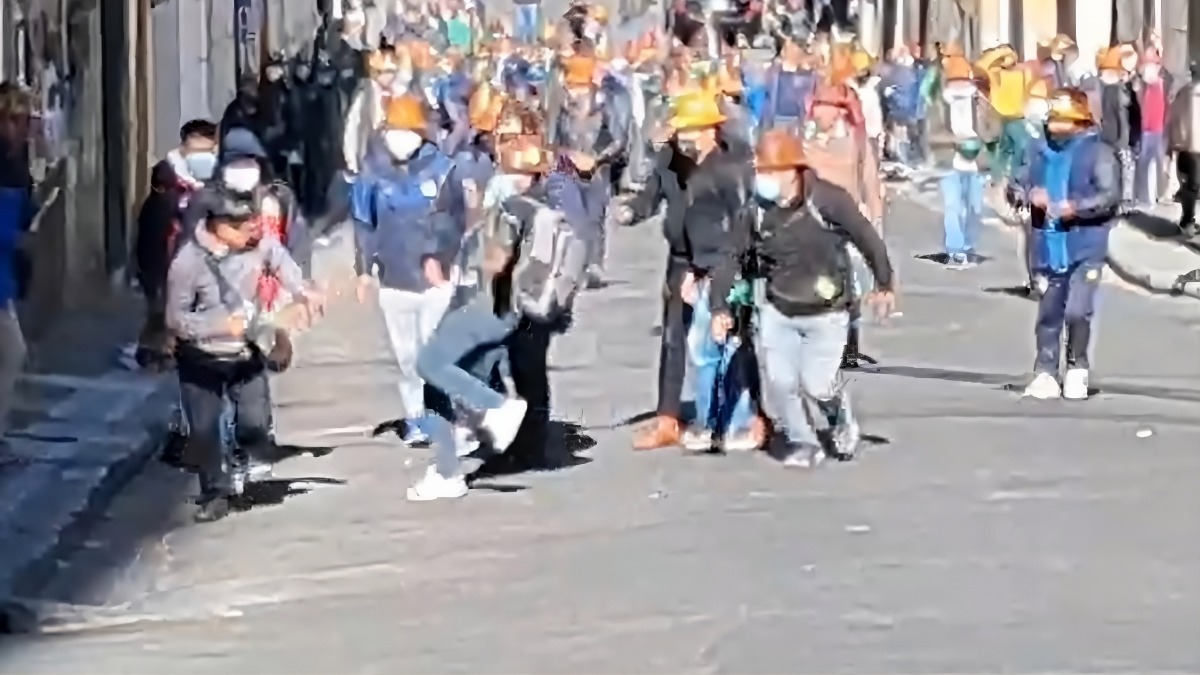 Mineros agrediendo a un periodista de la ANF. Foto: Captura de video BTV