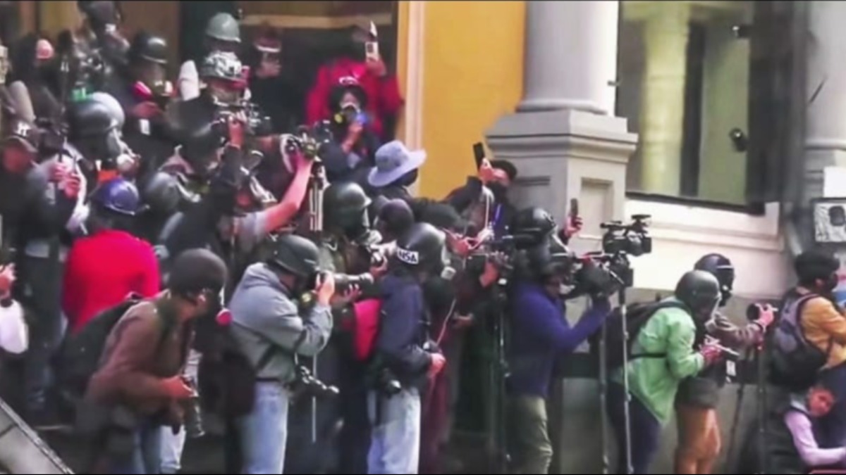 Periodistas haciendo cobertura en las movilizaciones. Foto: Bolivisión