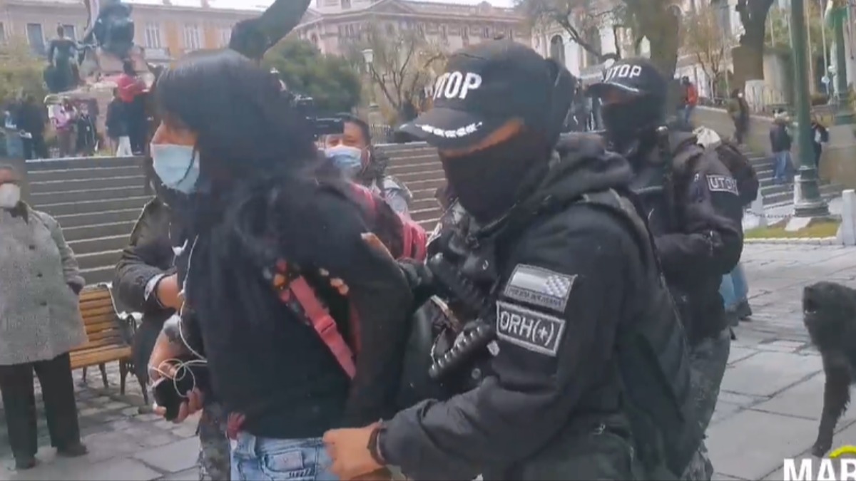 Policía detiene a una persona. Foto: DP