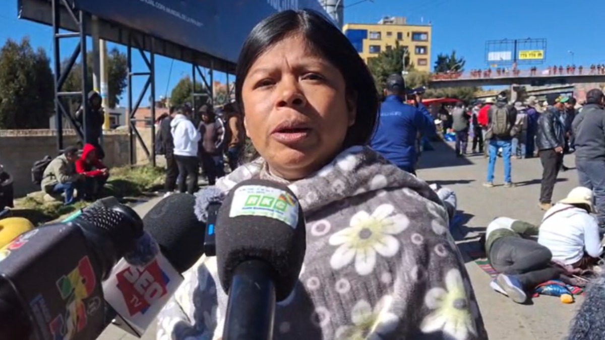Presidenta de las Seis Federaciones del Trópico, Wilma Colque, en el bloqueo del peaje de la autopista. Foto: Captura