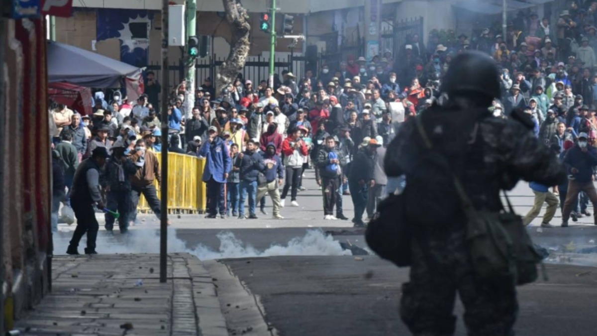 Protestas de sectores radicales que piden la renuncia del presidente Rodrigo Paz. Foto: Red Uno
