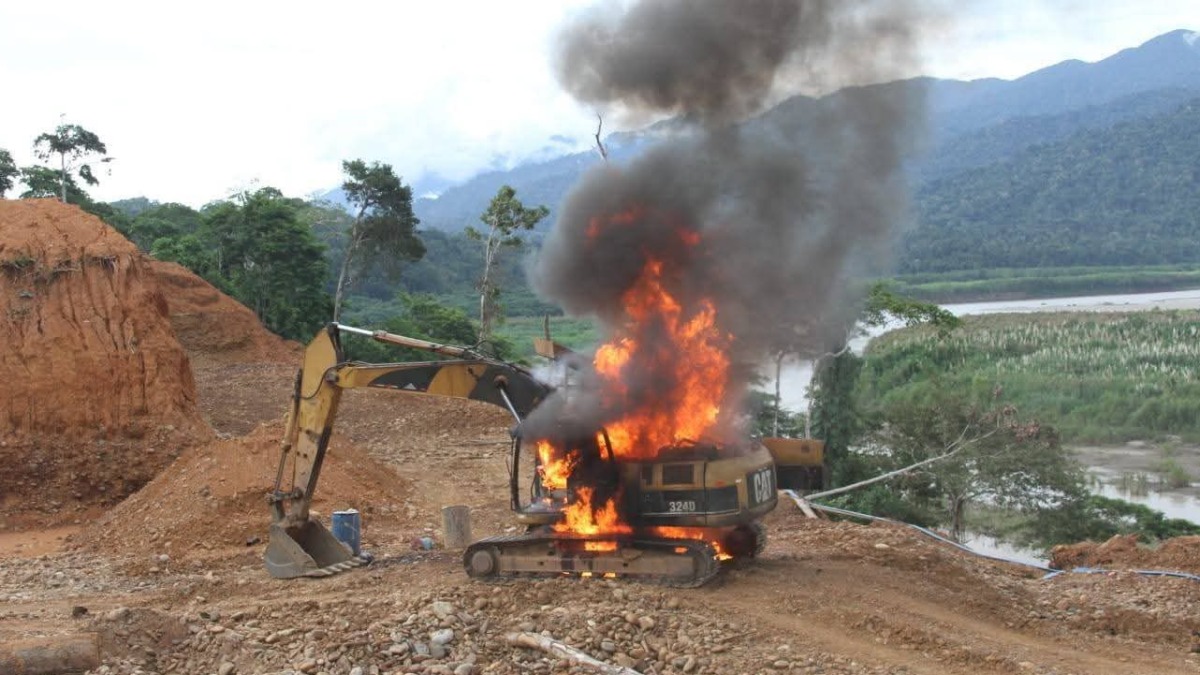 Quema de maquinaria en un operativo contra la minería ilegal. Foto: AJAM