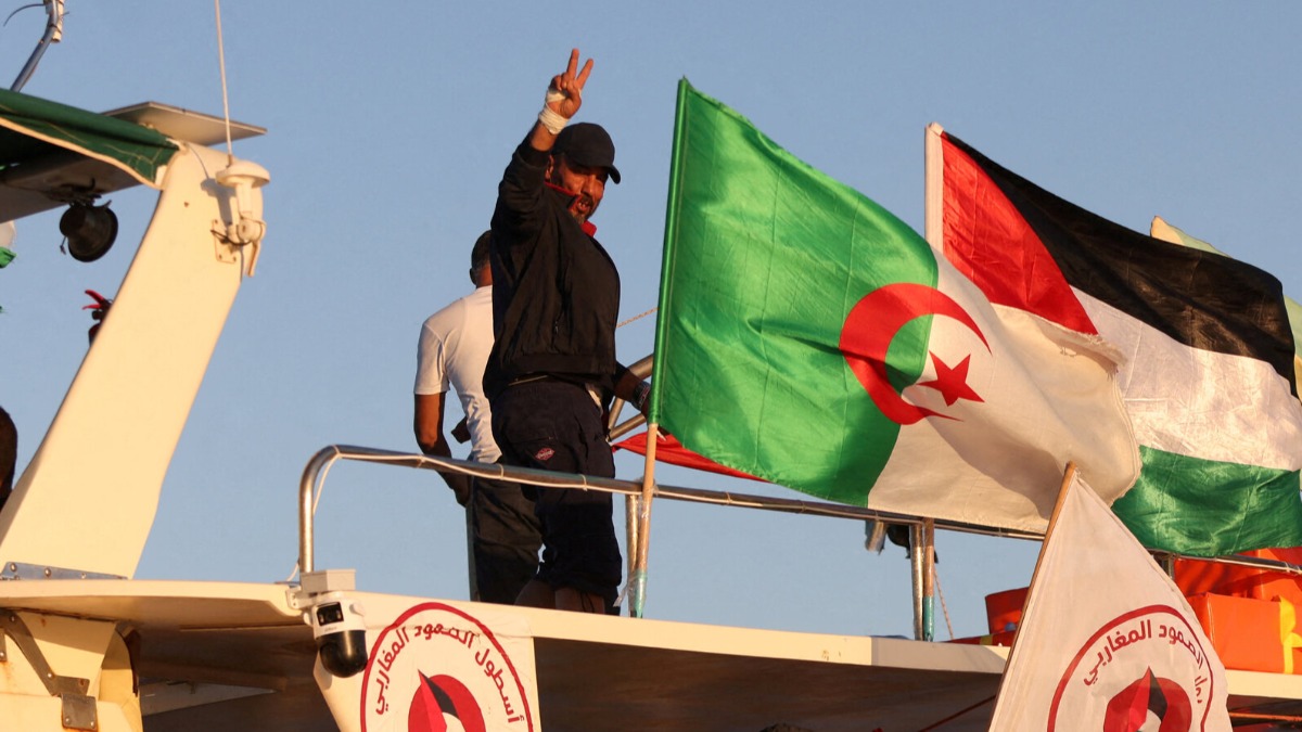 Tripulantes de una embarcación de la Global Sumud Flotilla.