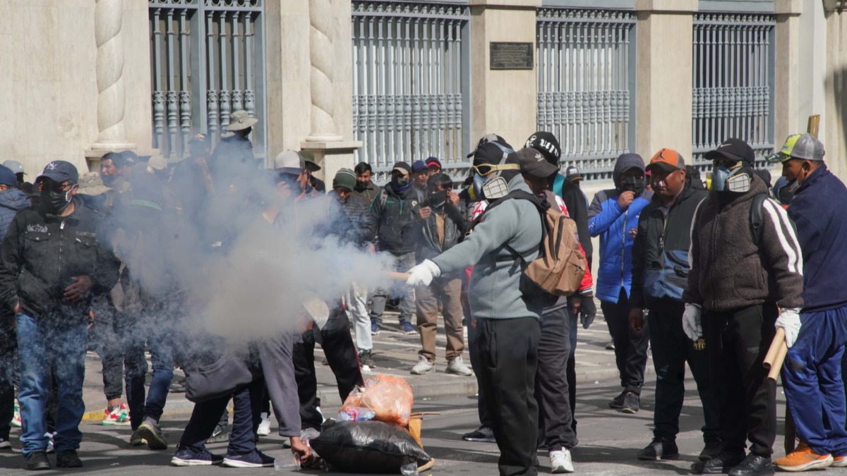Un grupo de manifestantes hacen detonar petardos contra los uniformados. Foto: ABI