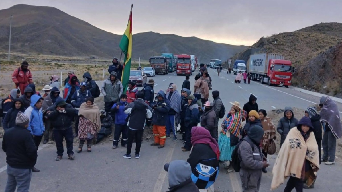 Un grupo de personas bloquean la carretera a La Paz. Foto: RKC