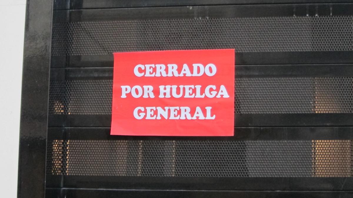 Un letrero de huelga general.