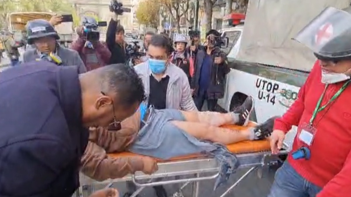Un periodista herido por las esquirlas de un explosivo de dinamita. Foto: captura