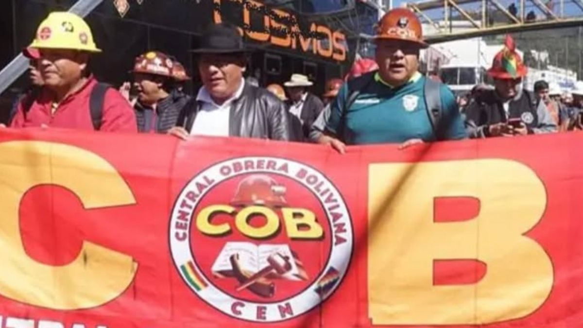 Una marcha encabezada poor el secretario ejecutivo de la COB, Mario Argollo.