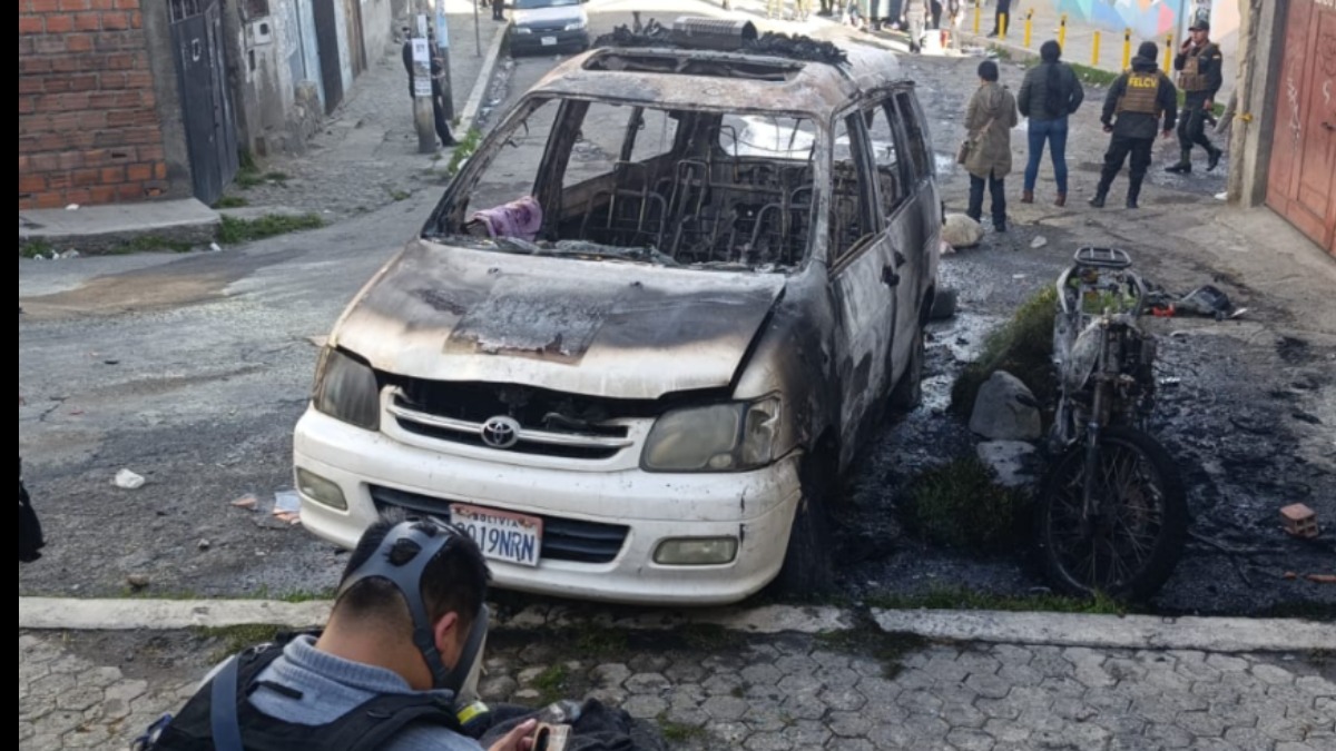 Una patrulla policial quemada durante las protestas. Fotografia. RRSS