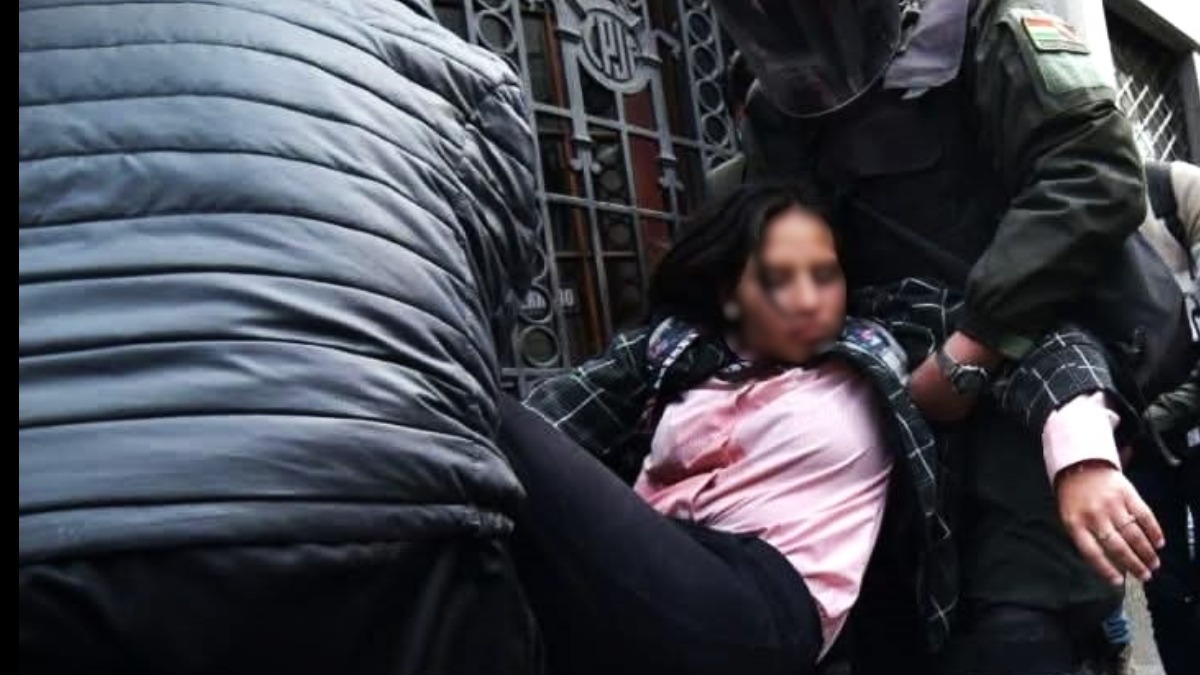Una periodista pierde el conocimiento. Imagen: Policía Boliviana RRSS