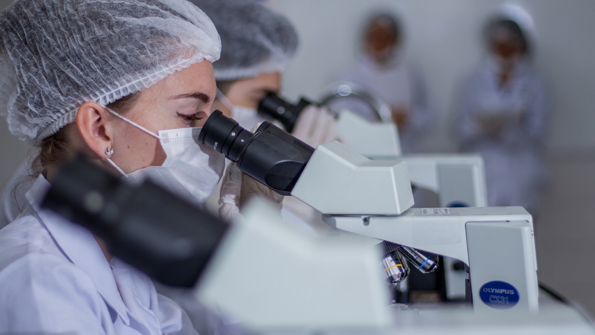 Uno de los principales desafíos históricos de la región ha sido la dependencia de modelos de investigación externos.  Foto: Unifranz