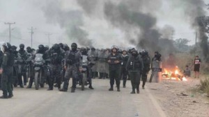 Contingente policial en San Julián. Foto: El Deber