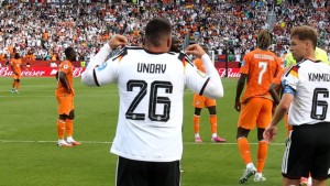 El alemán Deniz Undav muestra su camiseta para celebrar su gol.  Foto: FIFA
