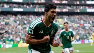 El jugador Raúl Jiménez celebra el segundo gol de México.