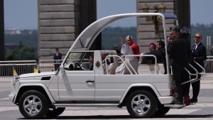 El Papa inicia su primer trayecto en el papamóvil entre cánticos de 