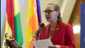 Encargada de Negocios de la embajada de EE.UU. en Bolivia, Debra Hevia, que dejará el país en los siguientes días.