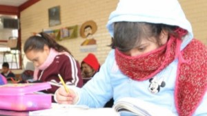 Estudiantes ingresarán 15 minutos más tarde y saldrán 15 minutos antes por el frío. Foto: RRSS