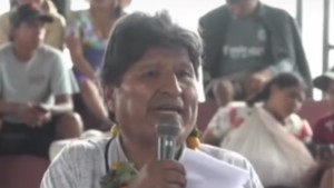 Evo Morales en una asamblea en Shinaota.