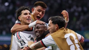 La selección anfitriona celebra uno de los goles de su victoria sobre Chequia.   Foto: FIFA