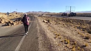 Levantan los escombros que dejaron los bloqueadores en la carretera La Paz - Oruro. Foto: Captura