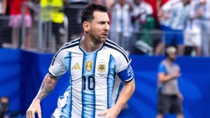 Lionel Messi celebra uno de sus goles para la victoria de Argentina.  Foto: FIFA