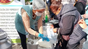 Loa productores de leche en Cochabamba reportaron pérdidas millonarias por los bloqueos. Foto: Radio Urbana