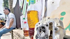 Los transportistas muestran la gasolina contaminada. Foto: Opinión