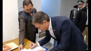 Paz firma el decreto de Estado de excepción. Foto: Oficina presidencial