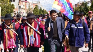 Senador suplente Nilton Condori en una marcha con los Ponchos rojos. Foto: Senador
