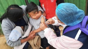 Una enfermera aplica la vacuna contra el sarampión a un niño. Foto: Ministerio de Salud