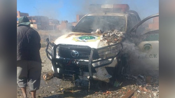 Así terminó la patrulla de la FELCV, quemada y destruida camino a Viacha. Foto: Policía