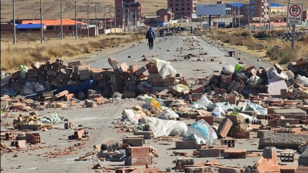 Bloqueos en la carretera La Paz. Desaguadero. Foto: RRSS