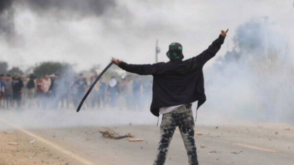 Captura video de civiles delante de los efectivos policiales. Foto: El Deber