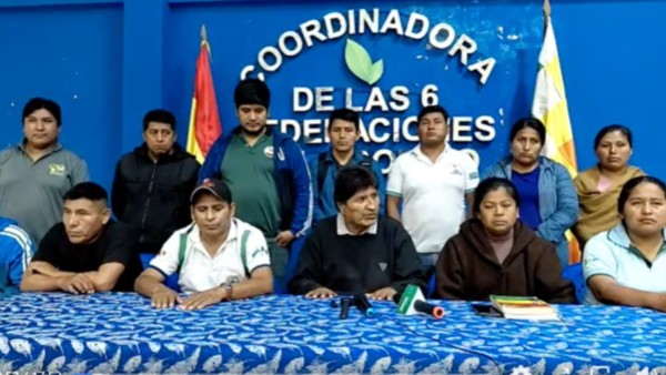 El expresdiente Evo Morales con otros dirigentes cocaleros.