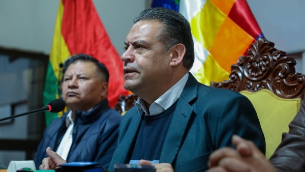 El gobernador de La Paz, Luis Revilla, en rueda de prensa.
