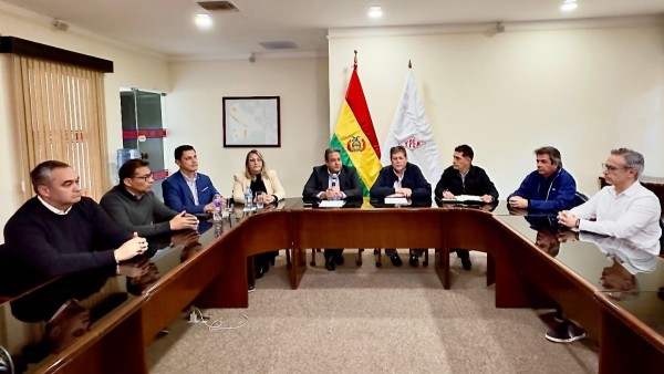 El ministro de Hidrocarburos  y el presidente de YPFB acompañados de los nuevos ejecutivos