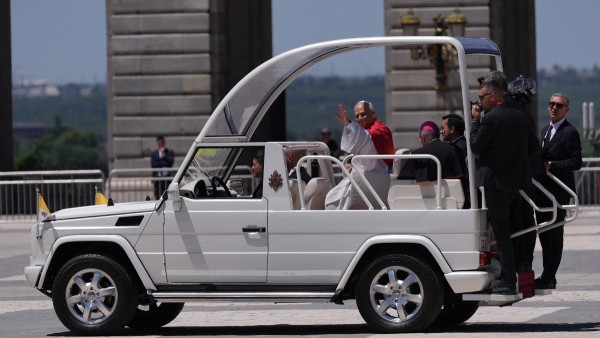 El Papa León XIV saluda desde el papamóvil tras su ceremonia de bienvenida en el Palacio Real, a 6 de junio de 2026, en Madrid (España).  Foto: Europa Press