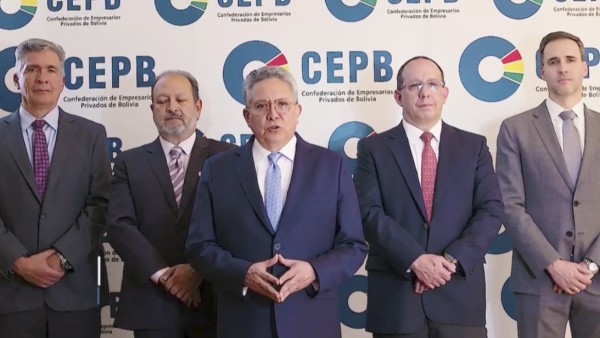 El presidente de la CEPB, Giovanni Ortuño (centro)