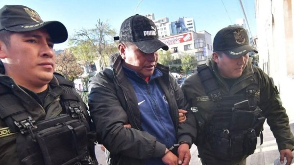 Justino Apaza siendo ingresado a la cárcel de San Pedro.