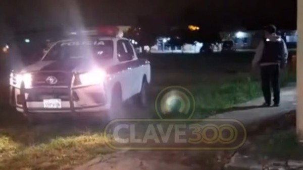 La patrulla traslada el cuerpo a la morgue en Yapacaní. Foto: captura video Clave 300