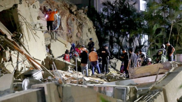 Labores de rescate en un edificio destruido tras los sismos en Venezuela.