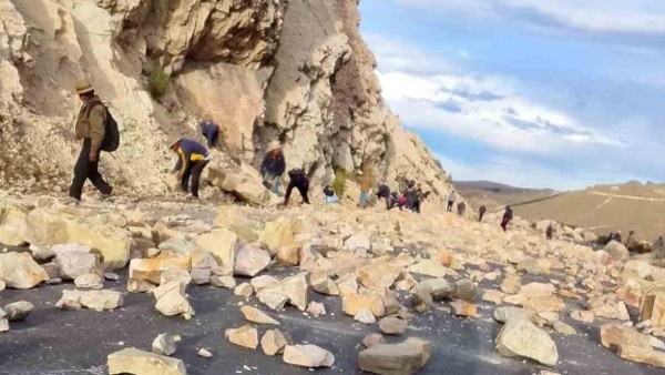Los bloqueos persisten y afectan el abastecimiento en seis departamentos del país. Foto: RRSS