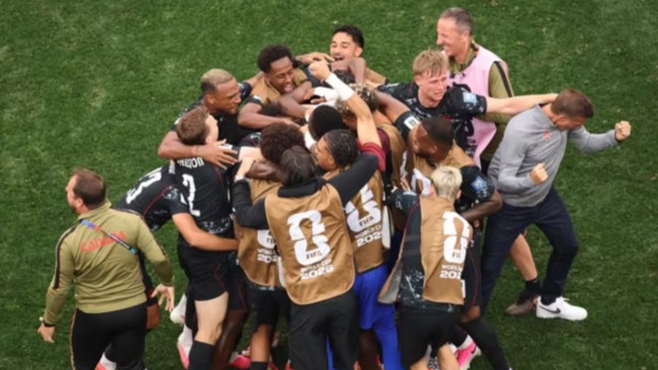 Los canadienses celebran el gol que consiguieron en tiempo adicional.   Foto: FIFA